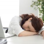 仮眠する時の姿勢が重要！座ったまま職場や家のデスクで眠る方法は？